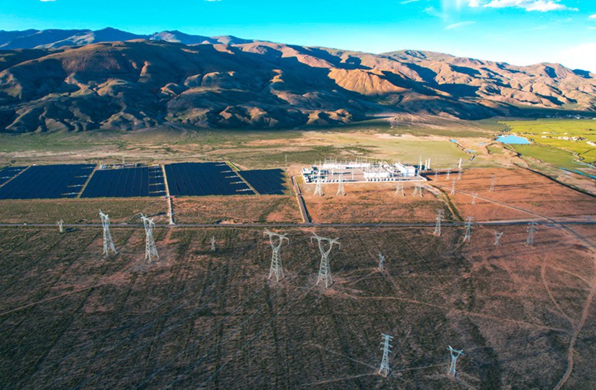 阿里與藏中電網(wǎng)聯(lián)網(wǎng)工程和沿線光伏電站。趙清鵬攝