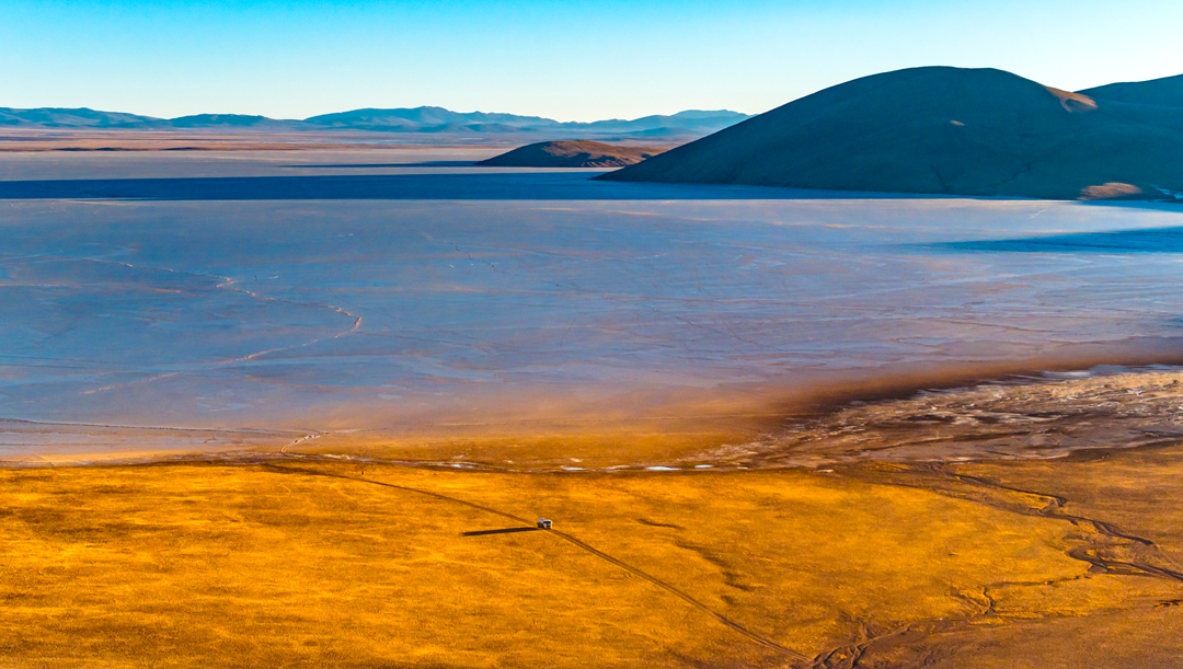 索旺的小額配送車輛在湖邊行駛。呂殿杰攝