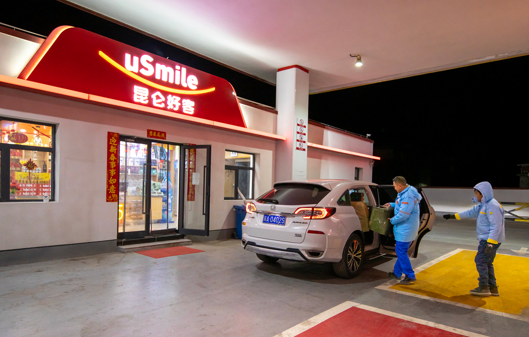 雙湖加油站經(jīng)理索旺（左）與員工桑珠踏上救援路。呂殿杰攝