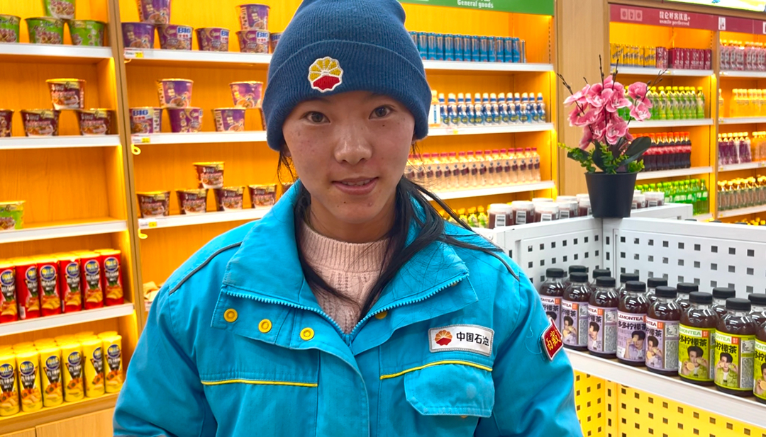 00后員工桑旦卓瑪在便利店值班。呂殿杰攝