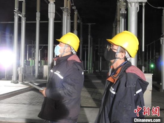 圖為5月10日凌晨，國網(wǎng)青海檢修公司柴達木換流站運維人員在進行柴拉直流系統(tǒng)停電操作?！∫杂?攝