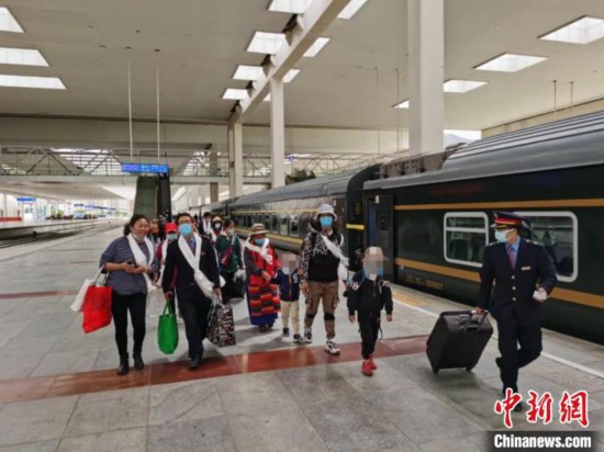 圖為拉薩車站工作人員為西藏先心病患兒和陪同人員提供“綠色”接力幫扶，并開通了專門通道，讓他們快速進站上車。拉薩車站 供圖