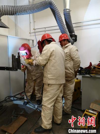 圖為學(xué)員正在進(jìn)行電焊技能學(xué)習(xí)?！》尔惙?攝