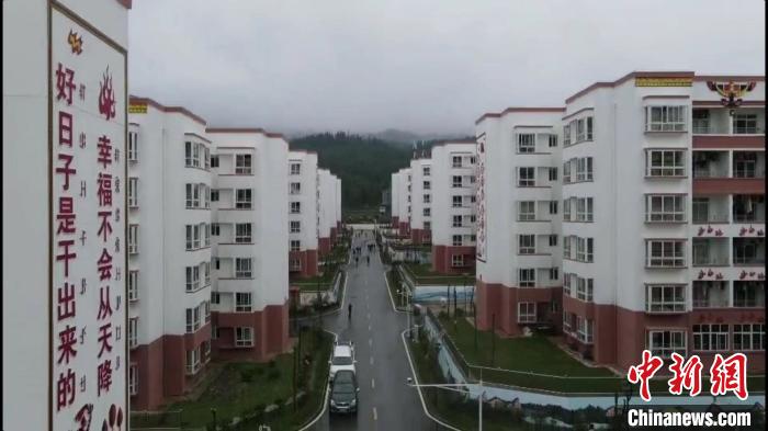 越西縣最大的易地扶貧搬遷安置點——城北感恩社區(qū)?！『武?攝