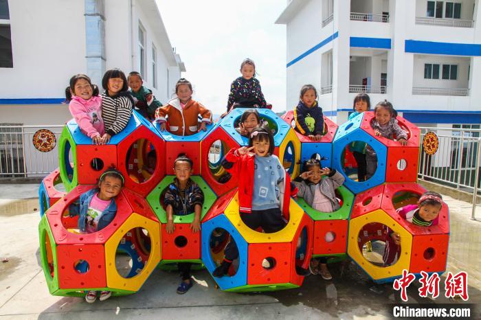 喜德縣一學校內(nèi)，孩子們露出開心的笑容?！柟拍救?攝