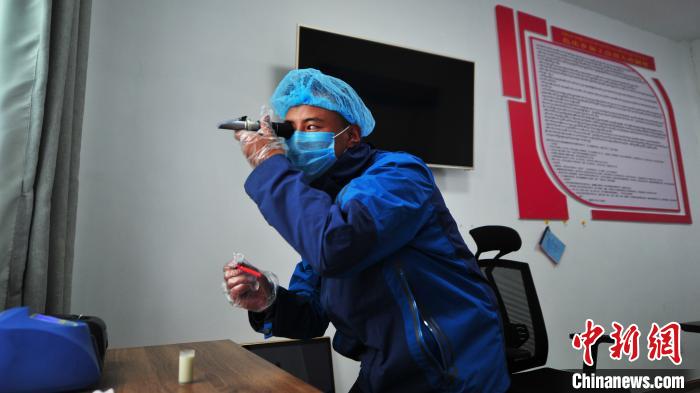 圖為8月11日，西藏那曲市聶榮縣色慶鄉(xiāng)雜瑪多種經(jīng)營(yíng)合作聯(lián)合社質(zhì)檢員對(duì)從各牧場(chǎng)收集上來的牛奶進(jìn)行質(zhì)量檢測(cè)。色慶鄉(xiāng)統(tǒng)籌全鄉(xiāng)28個(gè)行政村的合作社，成立了擁有規(guī)范管理體系的合作聯(lián)合社，整合集體草場(chǎng)建立5座牧場(chǎng)，各牧場(chǎng)按照計(jì)分制統(tǒng)一放牧，畜產(chǎn)品實(shí)行定點(diǎn)、定時(shí)、定人收購，再統(tǒng)一檢測(cè)、加工、出售，建立了完整的牧業(yè)全產(chǎn)業(yè)鏈(資料圖)?！垈?攝