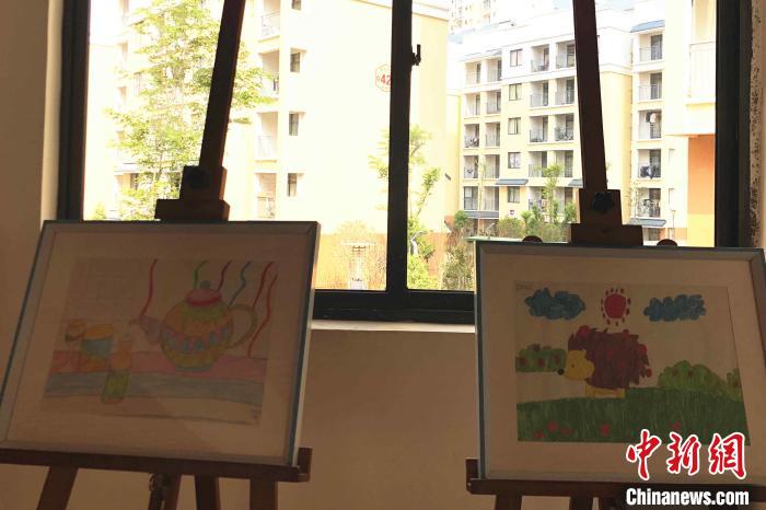 圖為會澤縣城易地扶貧搬遷點一所小學(xué)內(nèi)擺放著的學(xué)生畫作。　繆超 攝