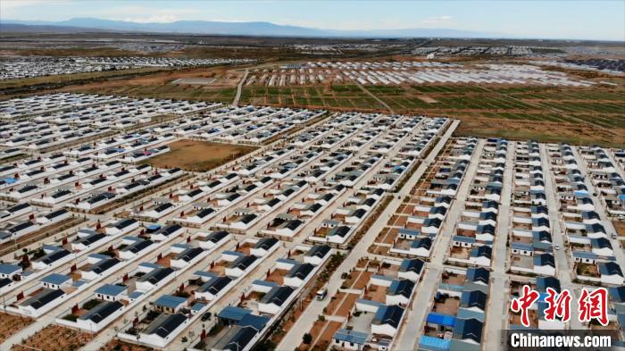 圖為航拍的武威市古浪縣黃花灘生態(tài)移民區(qū)富民新村。(資料圖) 李亞龍 攝