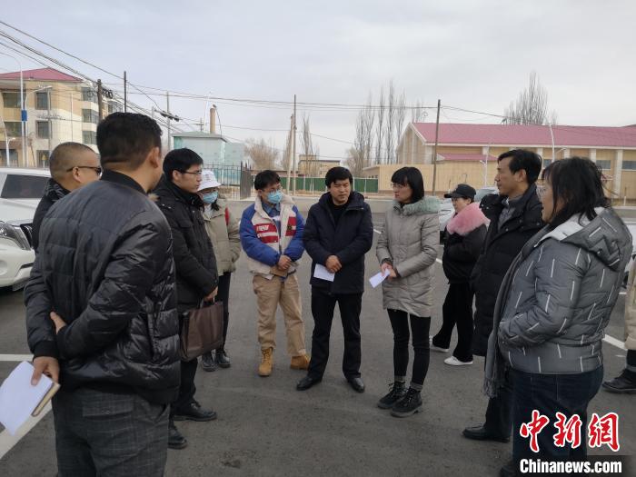 圖為青海大學(xué)工作人員正在現(xiàn)場考察該項目進(jìn)行情況?！±罱瓕?攝