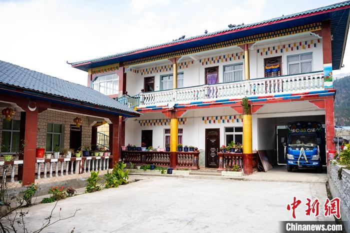 1月30日，嘎腰村，僜人苦梅夏自家的兩層樓房。<a target='_blank' ><p  align=