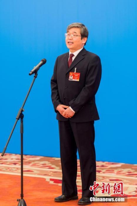 3月10日，全國政協(xié)十三屆四次會議第三場“委員通道”采訪活動在北京人民大會堂新聞發(fā)布廳舉行。圖為全國政協(xié)委員阿拉坦倉通過網(wǎng)絡(luò)視頻方式接受媒體采訪。<a target='_blank' ><p  align=