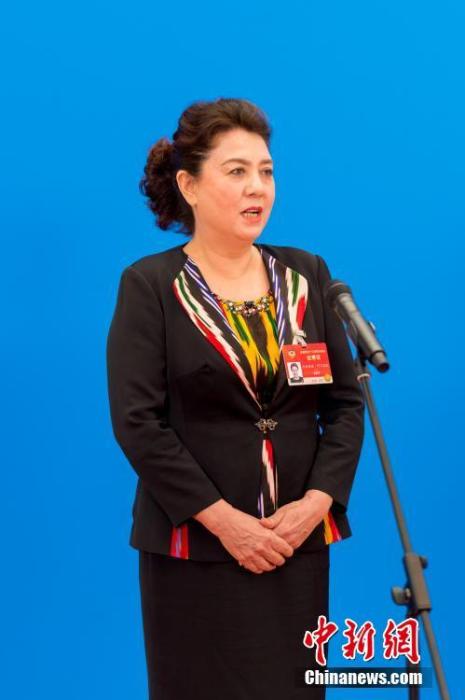 3月10日，全國政協(xié)十三屆四次會議第三場“委員通道”采訪活動在北京人民大會堂新聞發(fā)布廳舉行。圖為全國政協(xié)委員古麗帕麗·阿不都拉通過網(wǎng)絡(luò)視頻方式接受媒體采訪。<a target='_blank' ><p  align=