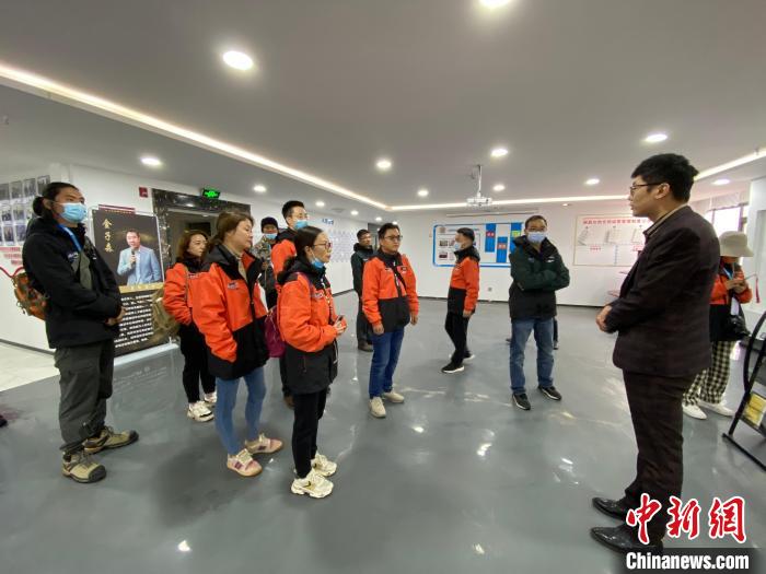 圖為2021瀾湄萬(wàn)里行中外媒體在昌都新區(qū)采訪?！±罱瓕?攝