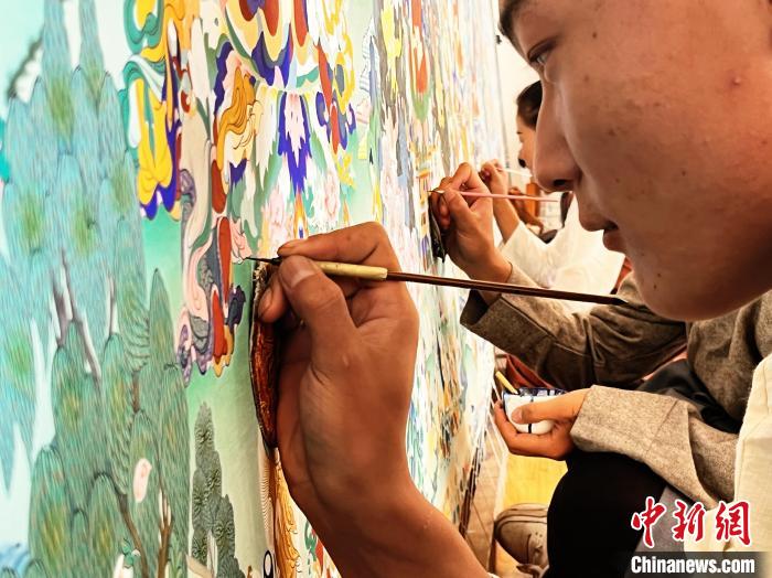 圖為畫師繪畫唐卡?！●R文莉 供圖