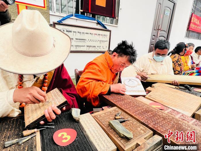 圖為2022年，聶榮縣當木江鄉(xiāng)“鄉(xiāng)村振興那曲奮進”活動雕刻比賽現(xiàn)場。資料圖 那曲市“鄉(xiāng)村振興 那曲奮進”活動辦供圖