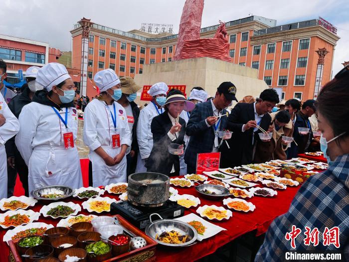 圖為2022年，班戈縣“鄉(xiāng)村振興那曲奮進”廚藝大賽現(xiàn)場。資料圖 那曲市“鄉(xiāng)村振興 那曲奮進”活動辦供圖