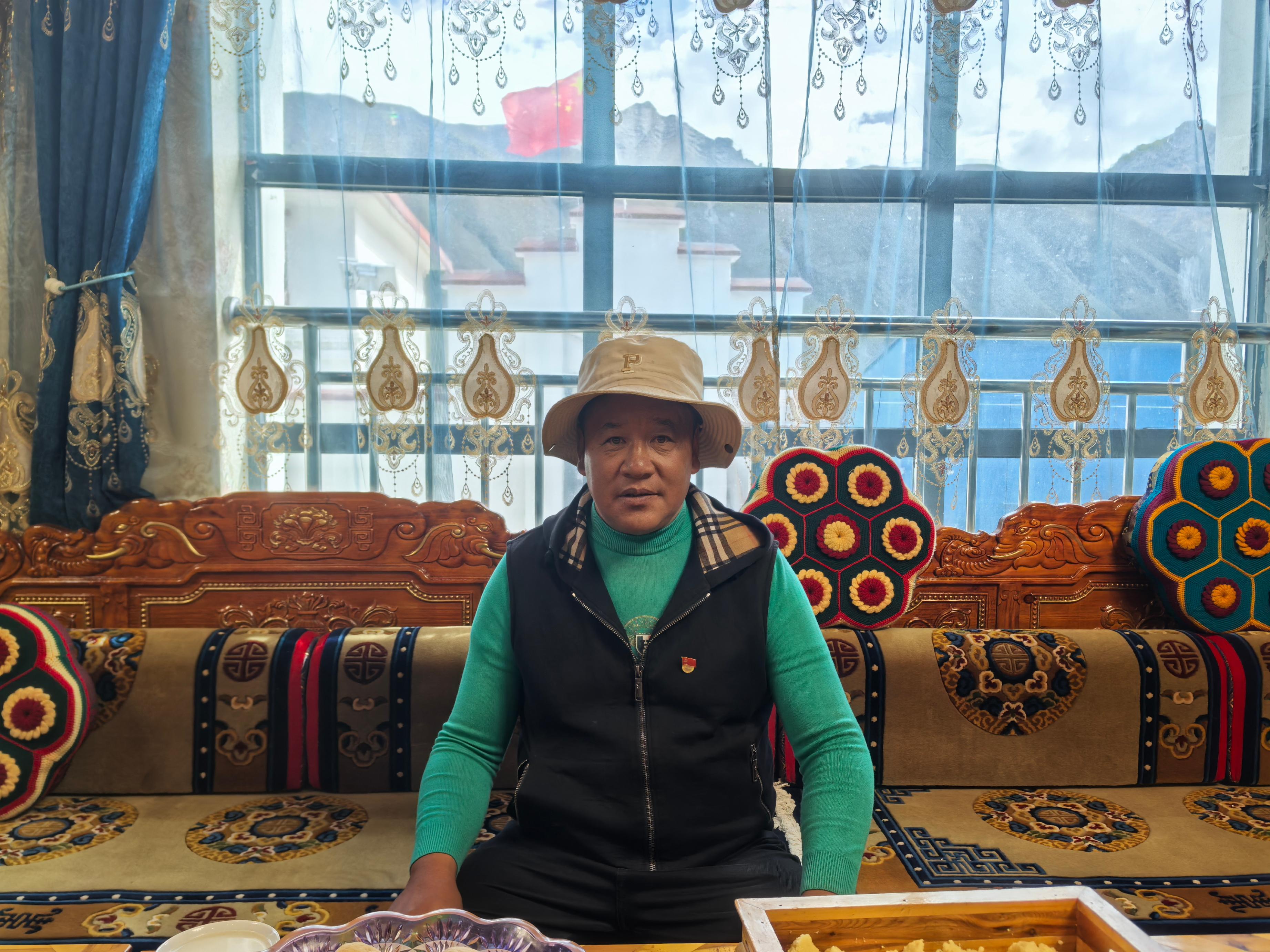 斯定咔村村民在自家客廳。 人民網(wǎng)記者 黃玉琦攝