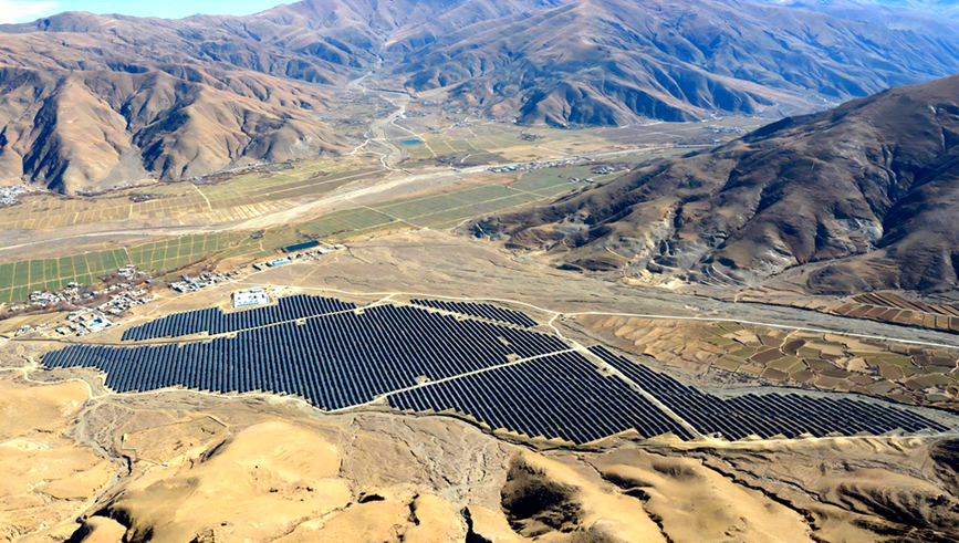 雅魯藏布江畔，光伏“藍(lán)海”覆蓋昔日沙丘。人民網(wǎng)記者 吳雨仁攝