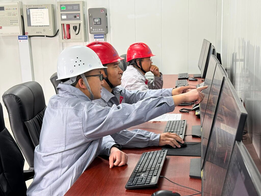 在項(xiàng)目控制室內(nèi)，技術(shù)人員實(shí)時(shí)監(jiān)測(cè)光伏矩陣的運(yùn)行數(shù)據(jù)與發(fā)電情況。人民網(wǎng)記者 吳雨仁攝