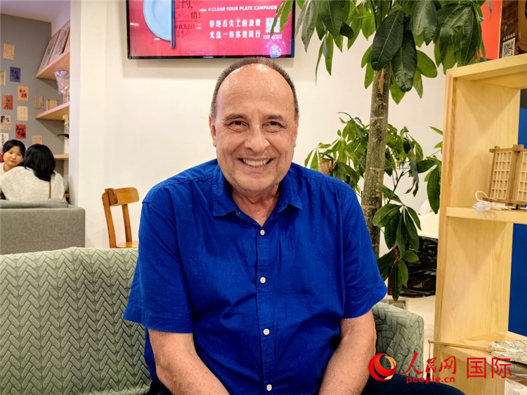 巴西坎皮納斯州立大學(xué)文學(xué)院資深教授弗朗西斯科·福特·哈德曼接受人民網(wǎng)專訪。人民網(wǎng)記者 符園園攝