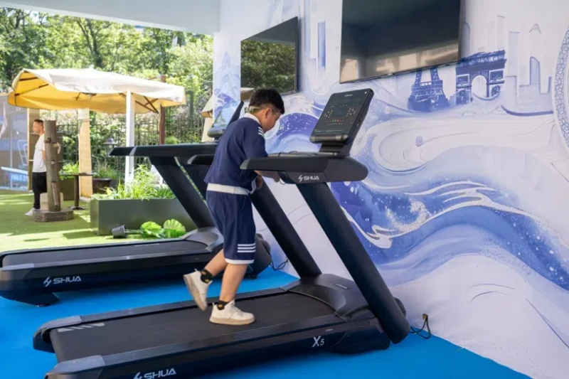 小朋友在智慧體育公園體驗(yàn)跑步機(jī)。巴黎