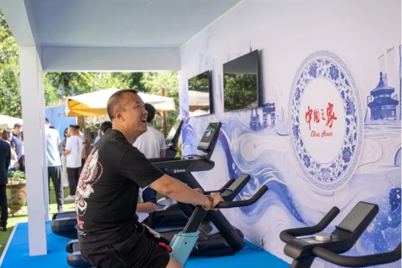 參觀者在智慧體育公園體驗(yàn)動(dòng)感單車。巴黎