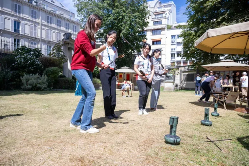 中外友人體驗(yàn)投壺游戲。巴黎