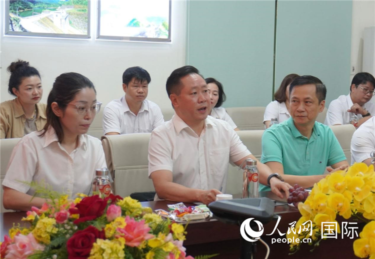 越中電力公司董事長李志雄（前排左二）介紹越南電力情況。葛沙莎攝