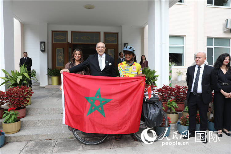 9月6日，摩洛哥駐華大使阿卜杜勒卡迪爾·安薩里在大使官邸舉行儀式，歡迎并招待卡里姆·穆斯塔。人民網(wǎng)記者 王晶攝