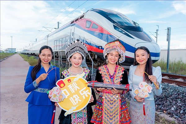 中老鐵路兩國員工一起參加中秋活動。旺·洛拉勒攝