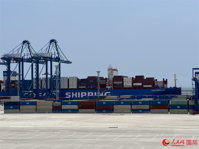 當(dāng)?shù)貢r(shí)間11月15日，秘魯錢凱港碼頭操作區(qū)現(xiàn)場。人民網(wǎng)記者 周雨攝