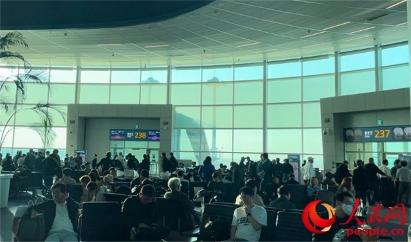 仁川機(jī)場(chǎng)等待登機(jī)的旅客。人民網(wǎng) 李帆攝
