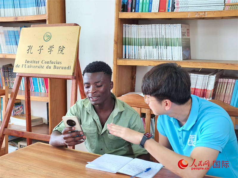 孔院教師在輔導(dǎo)學(xué)生。人民網(wǎng)記者 黃培昭攝