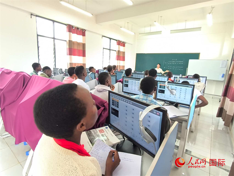 學(xué)生們在課堂上認(rèn)真聽講。人民網(wǎng)記者 黃培昭攝