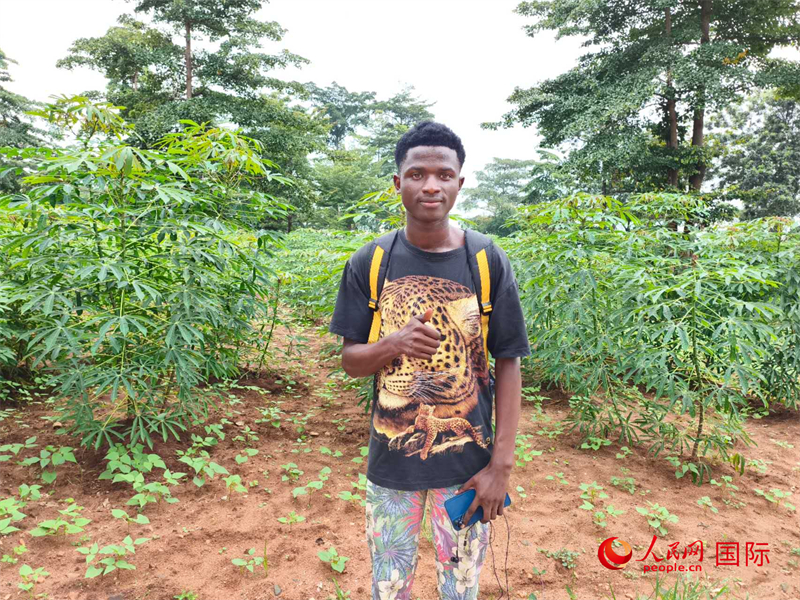 中文系的一位當(dāng)?shù)貙W(xué)生。 人民網(wǎng)記者 黃培昭攝