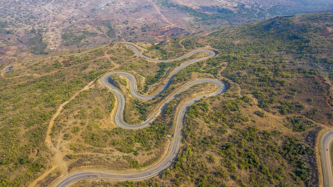 跨崖公路航拍圖。田雨攝