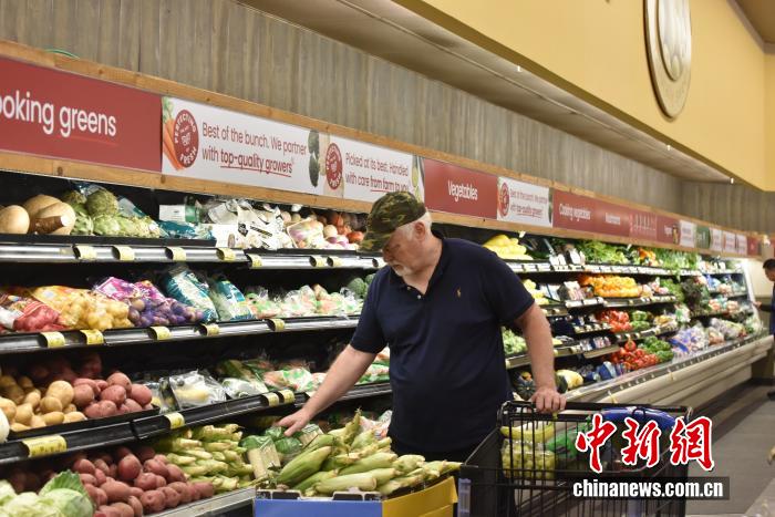 當(dāng)?shù)貢r(shí)間7月18日，美國密歇根大學(xué)公布報(bào)告顯示，7月美國消費(fèi)者信心指數(shù)升至61.8，為近5個月以來的最高值。圖為美國民眾在馬里蘭州羅克韋爾一超市購物。 <a target='_blank' href='/' _fcksavedurl='/'><p  align=