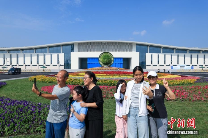 8月31日，天津，市民在2025年上海合作組織峰會主會場外自拍。當(dāng)日，2025年上海合作組織峰會在天津舉行。<a target='_blank' href='/'><p  align=