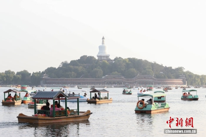 10月7日，國(guó)慶節(jié)、中秋節(jié)假期進(jìn)入尾聲，北京北海公園熱度不減，不少市民游客在公園乘船游玩。<a target='_blank' href='/' _fcksavedurl='/'><p  align=