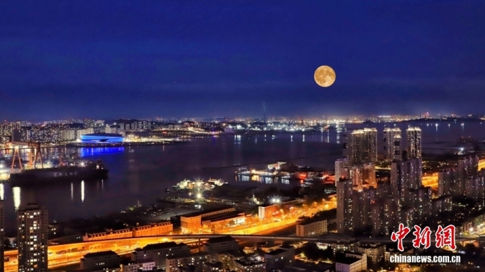 遼寧大連，中秋節(jié)一輪圓月從大連梭魚(yú)灣東方海岸線升起。