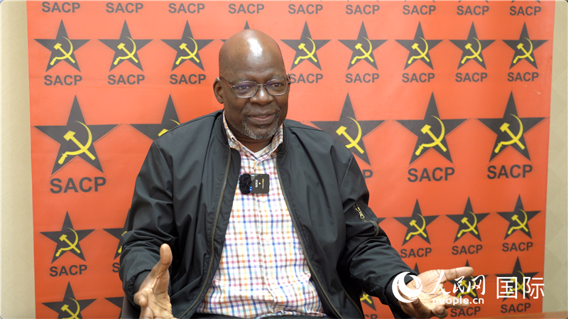 南非共產(chǎn)黨總書記索利 馬派拉接受人民網(wǎng)記者采訪。人民網(wǎng) 劉暢攝