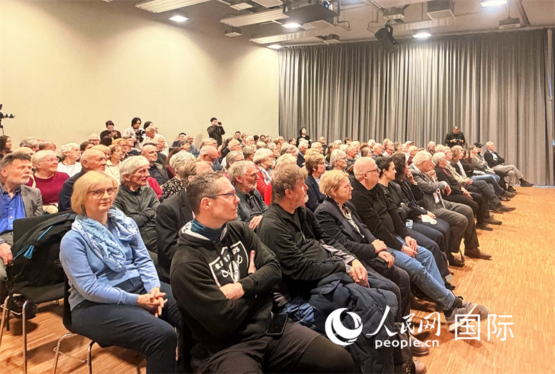 （當?shù)貢r間4月9日，柏林中國文化中心舉辦“中國故事”系列講座之“騎行中國：喜馬拉雅、絲綢之路與重走長征路”，圖為講座現(xiàn)場。 人民網(wǎng)記者 劉赫攝）