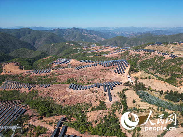 云南南華羅文村的山坡上，一塊塊光伏板連接成片。人民網(wǎng)記者 程浩攝