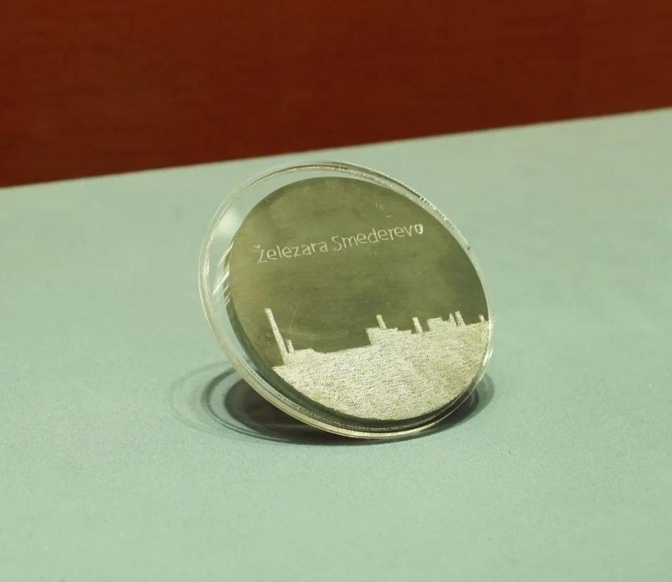 2016年6月，塞爾維亞斯梅戴雷沃鋼廠工人贈(zèng)送習(xí)近平主席的鋼板雕刻工廠剪影紀(jì)念牌。胡楊 攝