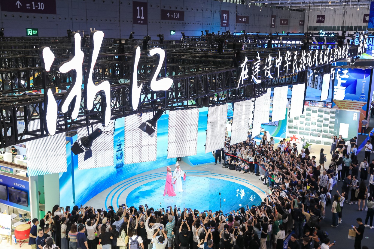 越劇《梁祝》備受參展觀眾喜愛。主辦方供圖