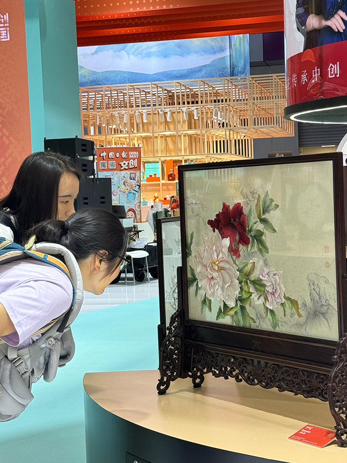 “文創(chuàng)中國”專題展區(qū)。參展觀眾供圖