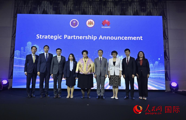 數(shù)字人才峰會現(xiàn)場。左五為泰國高等教育、科學(xué)、研究和創(chuàng)新部長素巴瑪·伊沙拉帕迪，右三中國駐泰國大使館教育參贊許蘭，右四為華為泰國技術(shù)有限公司總經(jīng)理李雄偉。人民網(wǎng)記者 簡承淵攝