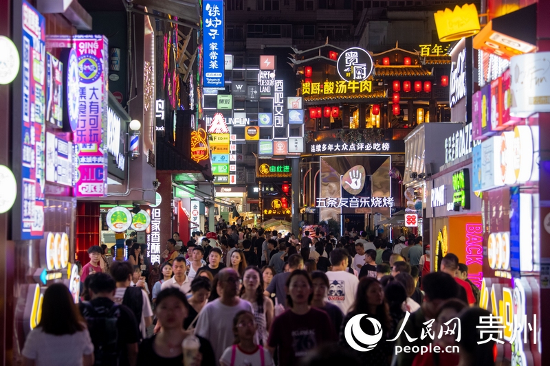 6月21日，貴陽(yáng)，青云市集內(nèi)游人如織。人民網(wǎng)記者 翁奇羽攝