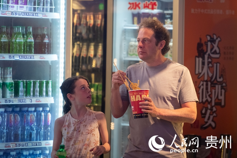 6月21日，貴陽(yáng)青云市集內(nèi)，游客邊逛邊吃。人民網(wǎng)記者 翁奇羽攝