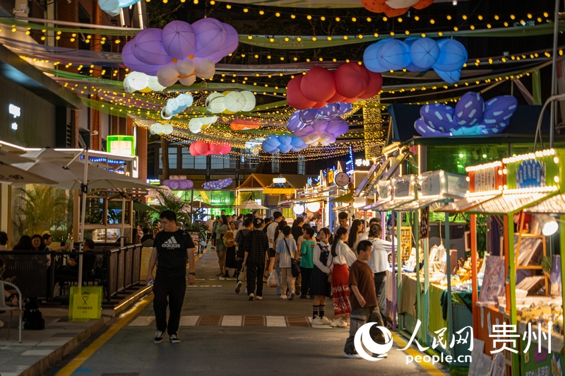 6月21日，貴陽(yáng)新印廠霓虹閃爍，映照城市夜生活。人民網(wǎng) 陽(yáng)茜攝